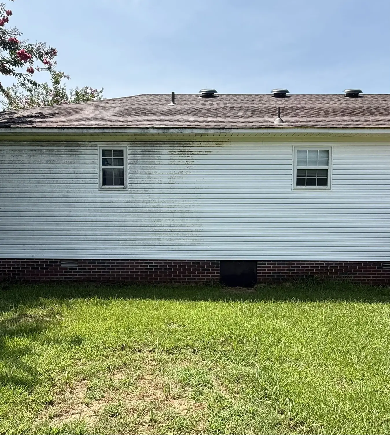 Clean white vinyl siding after a soft wash in Huntsville AL